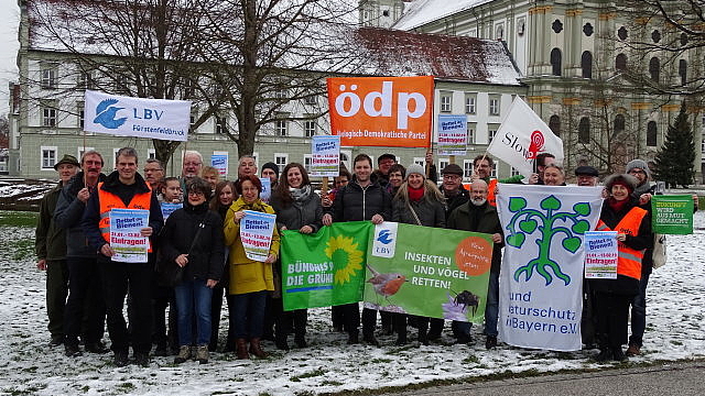 Gruppenbild mit Unterstützern bei Gründung! Bild von den Gründern vor dem Kloster FFB