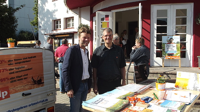 Aktion More Than Honey vor dem Kino. More-Than-Honey Infostand zum Volksbegehren vor dem Kino