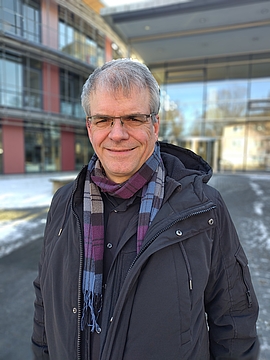 Bild Christian Holdt Profil vor dem Landratsamt